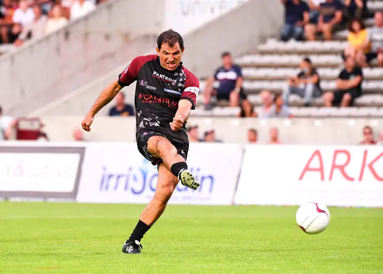 Frayeur en plein ciel : l’ex-rugbyman Marc Lièvremont suspendu « trois heures dans le vide » lors d’un accident de parapente à la Réunion !