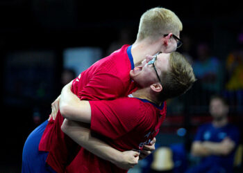 Les frères Lebrun épuisés : pas de vacances avec le rythme infernal du tennis de table !
