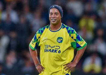 Ronaldinho choque tout le monde en débarquant à Angers : un coup de théâtre inattendu !