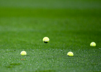 Red Star – Troyes : match interrompu à cause des jets de balles de tennis, la folie des supporters