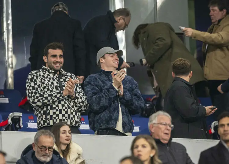 Léon Marchand débarque dans les vestiaires des Bleus : ambiance survoltée après le carnage contre les All Blacks