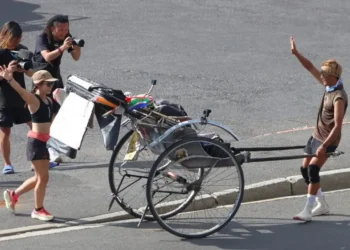 6 000 km à pied avec un rickshaw de 100 kg : Le délire absurde d’un Japonais en Afrique !