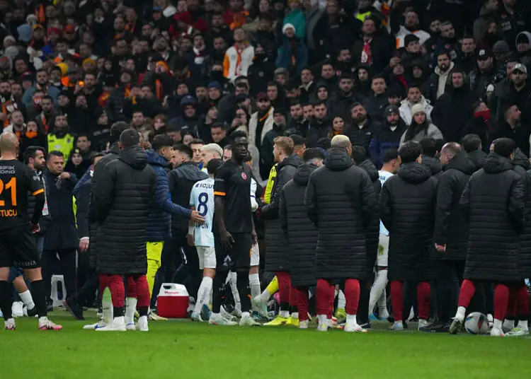 Scandale en Turquie : les joueurs d’Adana Demirspor quittent le terrain après un penalty scandaleux de Galatasaray !