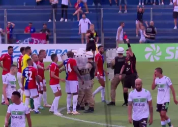 Brésil : Un arbitre pète les plombs et appelle la police militaire pour virer un joueur !