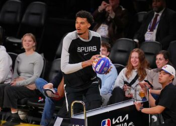 Wembanyama offre un maillot à un enfant, revendu aux enchères : une guerre judiciaire éclate !