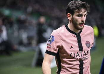 PSG : Kvaratskhelia en mission furtive – Son déguisement délirant à Disney !