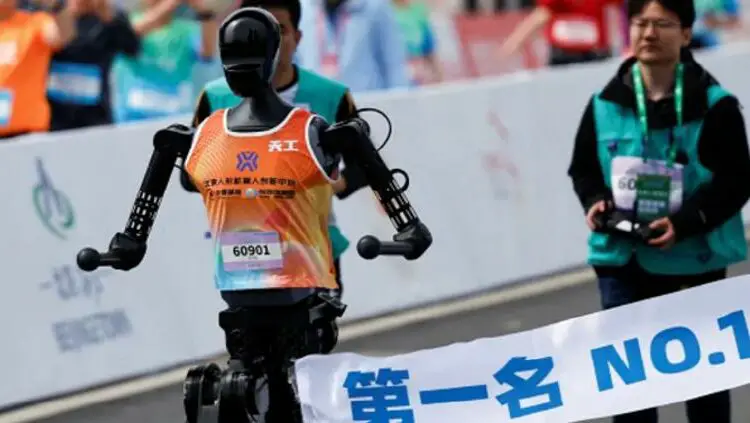 Innovation en Chine : Des robots humanoïdes courent un semi-marathon pour la première fois !