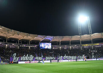 Champions Cup – Frisson avant le match : un parachutiste suspendu au toit du Stadium après une rafale de vent