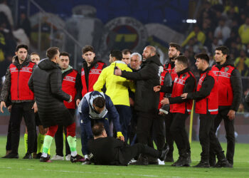 José Mourinho pète un plomb : il pinte le nez du coach de Galatasaray et le laisse à terre !