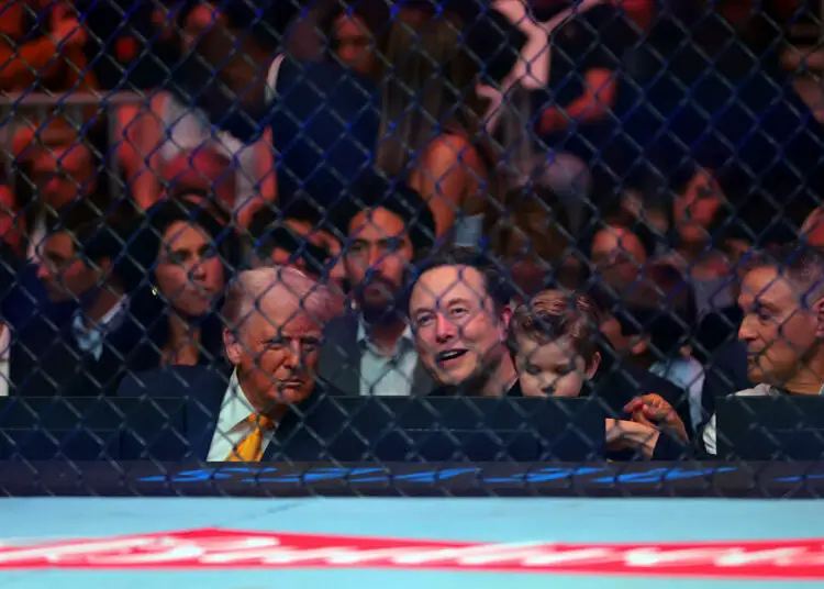 Scène surréaliste : le vice-président américain casse le trophée des Buckeyes devant Donald Trump !