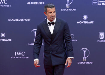 Luis Figo insulté de « traître » par un supporter du Barça en plein face-à-face