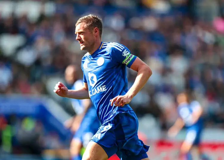WTF : Jamie Vardy se transforme en arbitre improvisé en plein match !