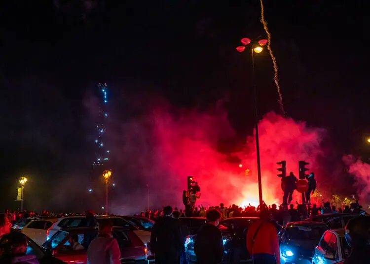 Paris brûle un maillot de l’OM : la haine monte après la qualif du PSG en finale de C1 !