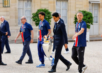 Le PSG ovationné sur les Champs-Élysées après son sacre (vidéo)