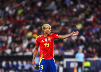 « Tu fais ta star ! » : Lamine Yamal violemment recadré par des fans de Dembélé devant le PSG (VIDÉO)