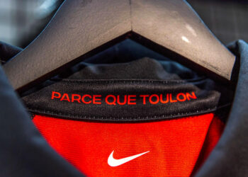 Top 14 : Le maillot du RC Toulon, hommage osé au porte-avions Charles de Gaulle qui fait débat !