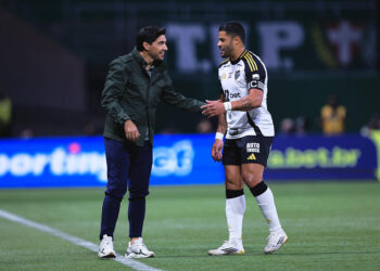 Hulk en furie : deux coups francs monstrueux qui font trembler le stade !