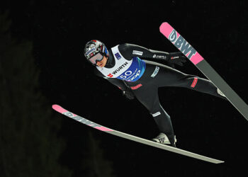 Scandale des combinaisons : Marius Lindvik et Johann André Forfang suspendus trois mois par la FIS