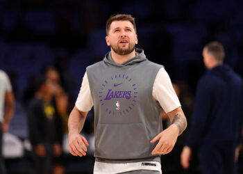 Luka Doncic, la star des Lakers, inquiète la presse sportive avec une blessure au genou en pleine préparation