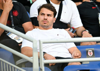 Antoine Dupont et Iris Mittenaere : un couple qui fait sensation dans le monde sportif et médiatique