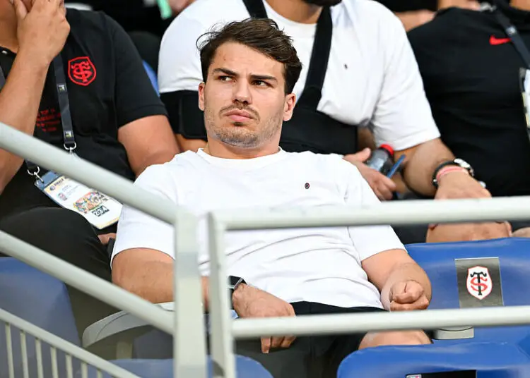 Antoine Dupont et Iris Mittenaere : un couple qui fait sensation dans le monde sportif et médiatique