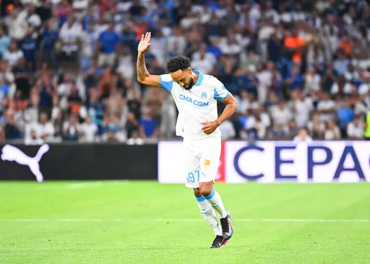Aubameyang met le feu au Vélodrome : accueil de rockstar pour l’attaquant de l’OM (vidéo)