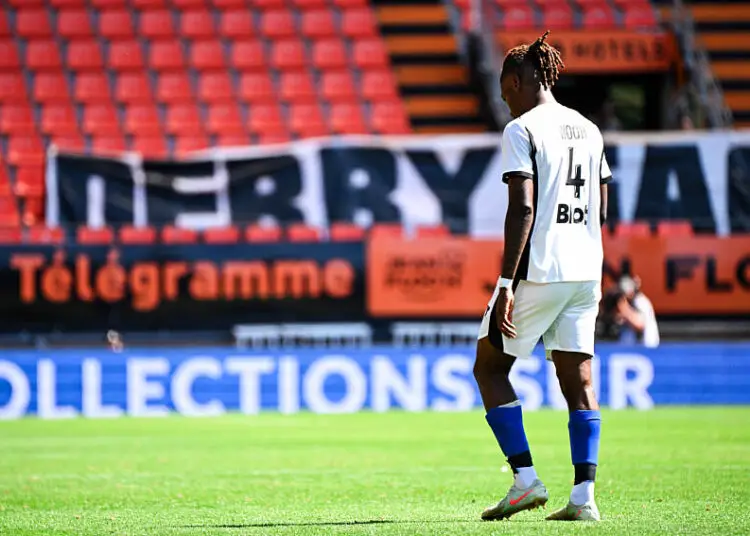 Christopher Wooh expulsé et hospitalisé après le derby Lorient-Rennes : une journée cauchemardesque pour le Stade Rennais