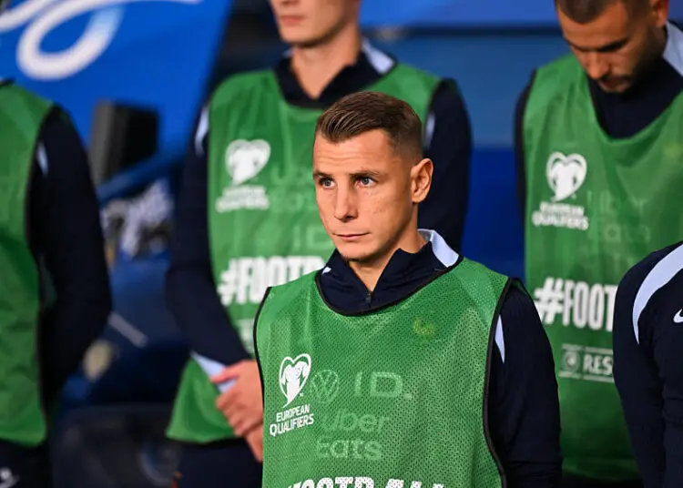 Lucas Digne victime d’un coup de genou impressionnant durant Everton-Aston Villa : une bosse digne d’un ballon de tennis