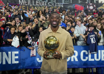 Nicolas Sarkozy confond une journaliste avec la mère d’Ousmane Dembélé lors de la célébration du Ballon d’Or au Parc des Princes