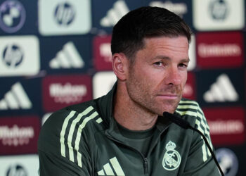 Xabi Alonso reçoit un cadeau surprenant d’un journaliste kazakh après la victoire du Real Madrid à Almaty