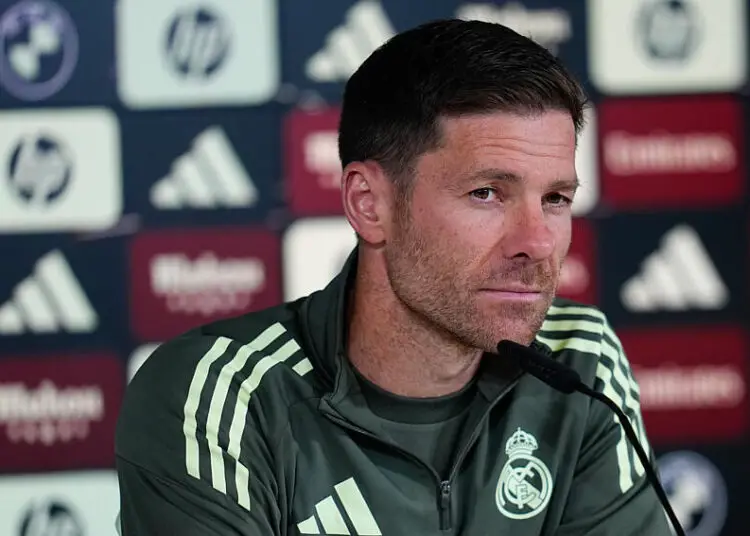 Xabi Alonso reçoit un cadeau surprenant d’un journaliste kazakh après la victoire du Real Madrid à Almaty