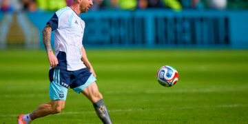 Lionel Messi reçoit un accueil royal en Angola (VIDÉO)