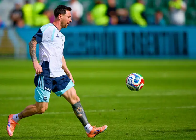 Lionel Messi reçoit un accueil royal en Angola (VIDÉO)