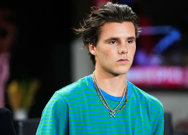 En pleine guerre familiale, Brooklyn Beckham s’affiche en train de boire le vin le plus cher du monde !