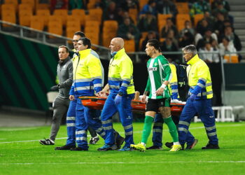 « Je suis avant tout son père » : l’inquiétude de Robin van Persie après la blessure de son fils Shaqueel au Feyenoord