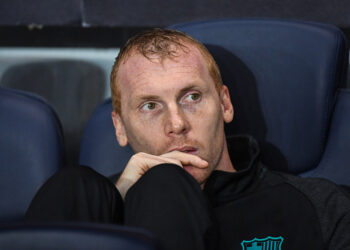 Mais que fait cette légende du Barça… en train de remplir son panier chez Intersport ?