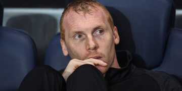 Mais que fait cette légende du Barça… en train de remplir son panier chez Intersport ?