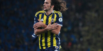 Guendouzi violemment agressé lors de la célébration d’un but