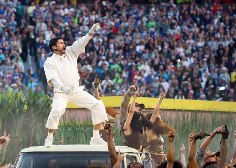 Bad Bunny enflamme le Super Bowl, Trump crache son venin sur Truth Social