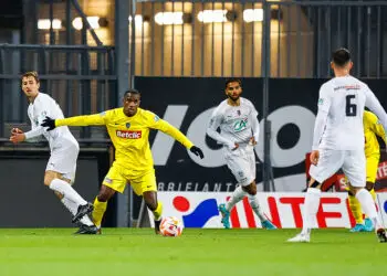 « Je pensais transporter 5 ou 6 kg » : la chute d’un ex-footballeur avec 102 kg de cocaïne