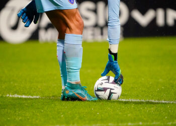 Vidéo : dégagement catastrophique du gardien, le ballon finit dans une maison !