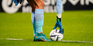 Vidéo : dégagement catastrophique du gardien, le ballon finit dans une maison !