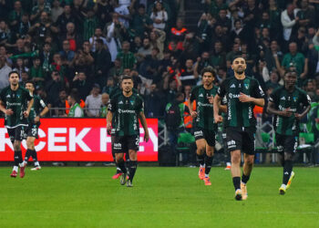 Scène hallucinante en Turquie : l’entraîneur de Kocaelispor renvoie tout son banc directement aux vestiaires