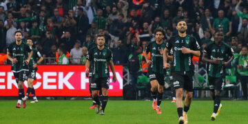 Scène hallucinante en Turquie : l’entraîneur de Kocaelispor renvoie tout son banc directement aux vestiaires