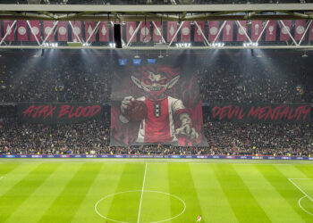 Ajax : les ultras provoquent un incendie devant le bus des joueurs