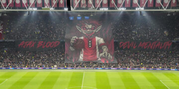 Ajax : les ultras provoquent un incendie devant le bus des joueurs