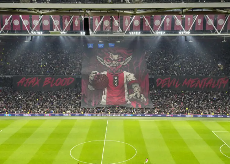 Ajax : les ultras provoquent un incendie devant le bus des joueurs