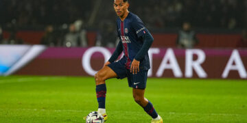 PSG : le beau geste de Senny Mayulu pour ses parents – « Quand j’étais petit, ma mère se privait pour que je puisse manger »