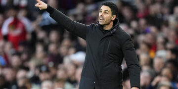 “Vous avez un œil au beurre noir ?” : l’échange lunaire avec Mikel Arteta après Arsenal-Chelsea affole les réseaux