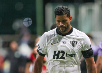 Brésil : bagarre générale en finale, l’arbitre sort 23 cartons rouges dans un chaos total !